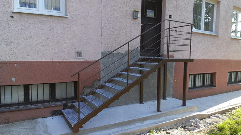 Schodiská a zábradlia – fotografia z archívu ZAMMOS 165